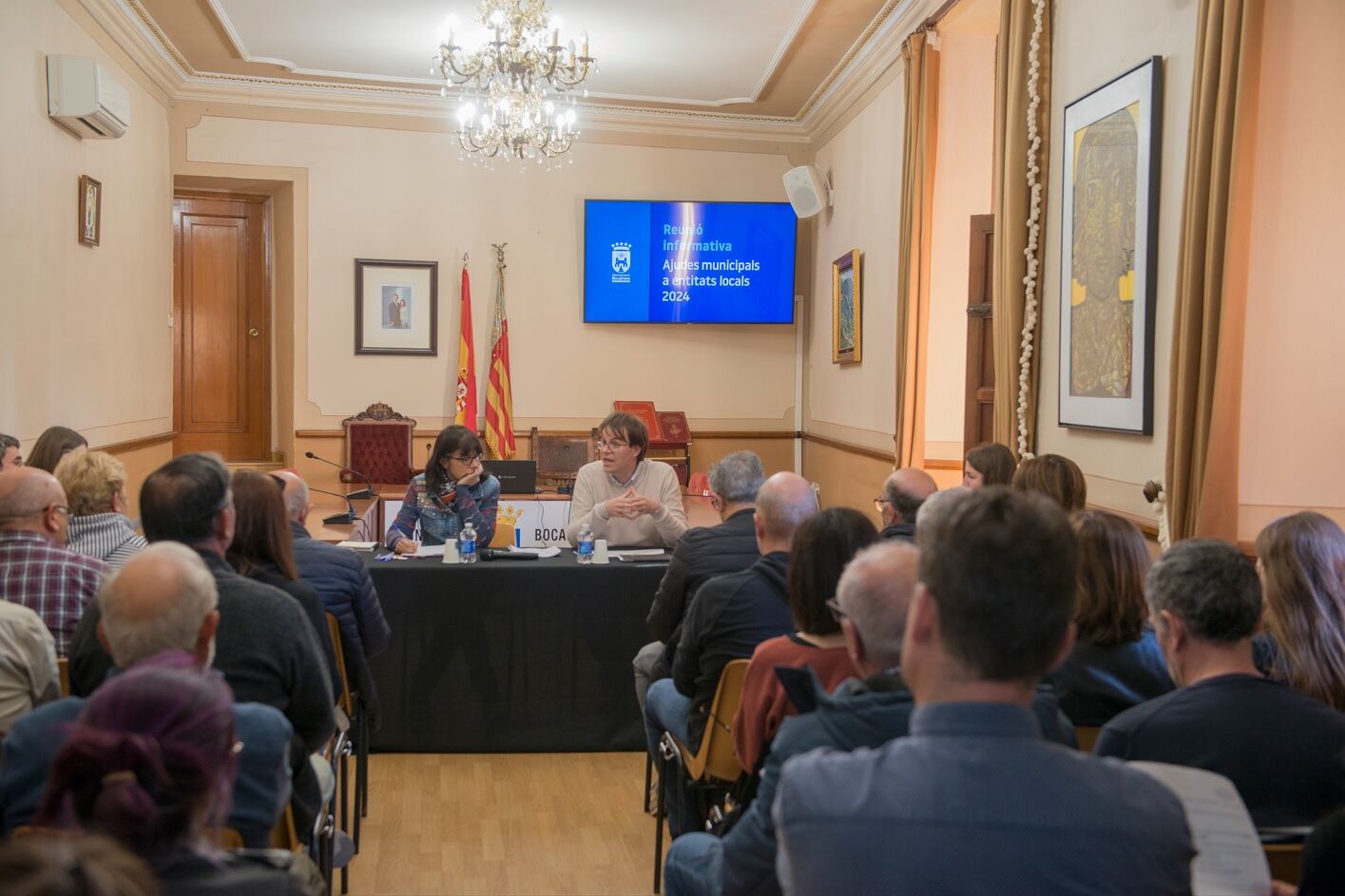 Imatge d ela reunió de l'Ajuntament de Bocairent amb les associacions