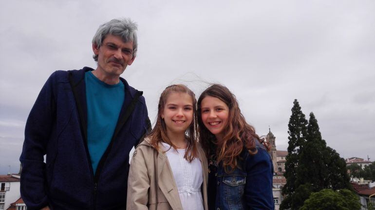 Iosu Izuzkitza, Lucia Palazuelos e Irati Urbieta nos cuentan las iniciativas medioambeintales llevadas a cabo en el colegio sagrado corazón.