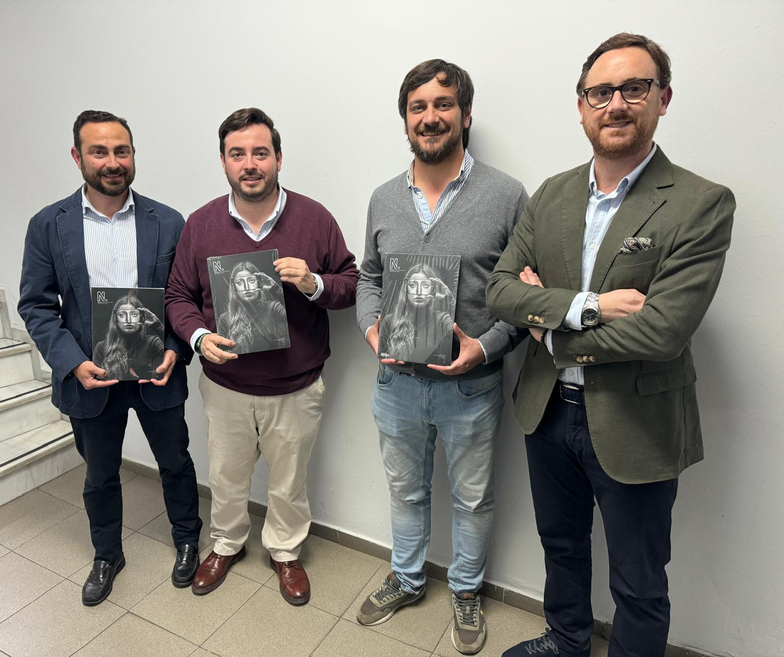 Nuestro compañero José Manuel Peña, segundo por la izquierda, junto a los editores de la Revista Nazarenos