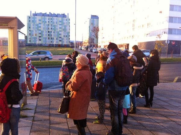 Vecinos de Salburua esperan en una parada de autobús de TUVISA