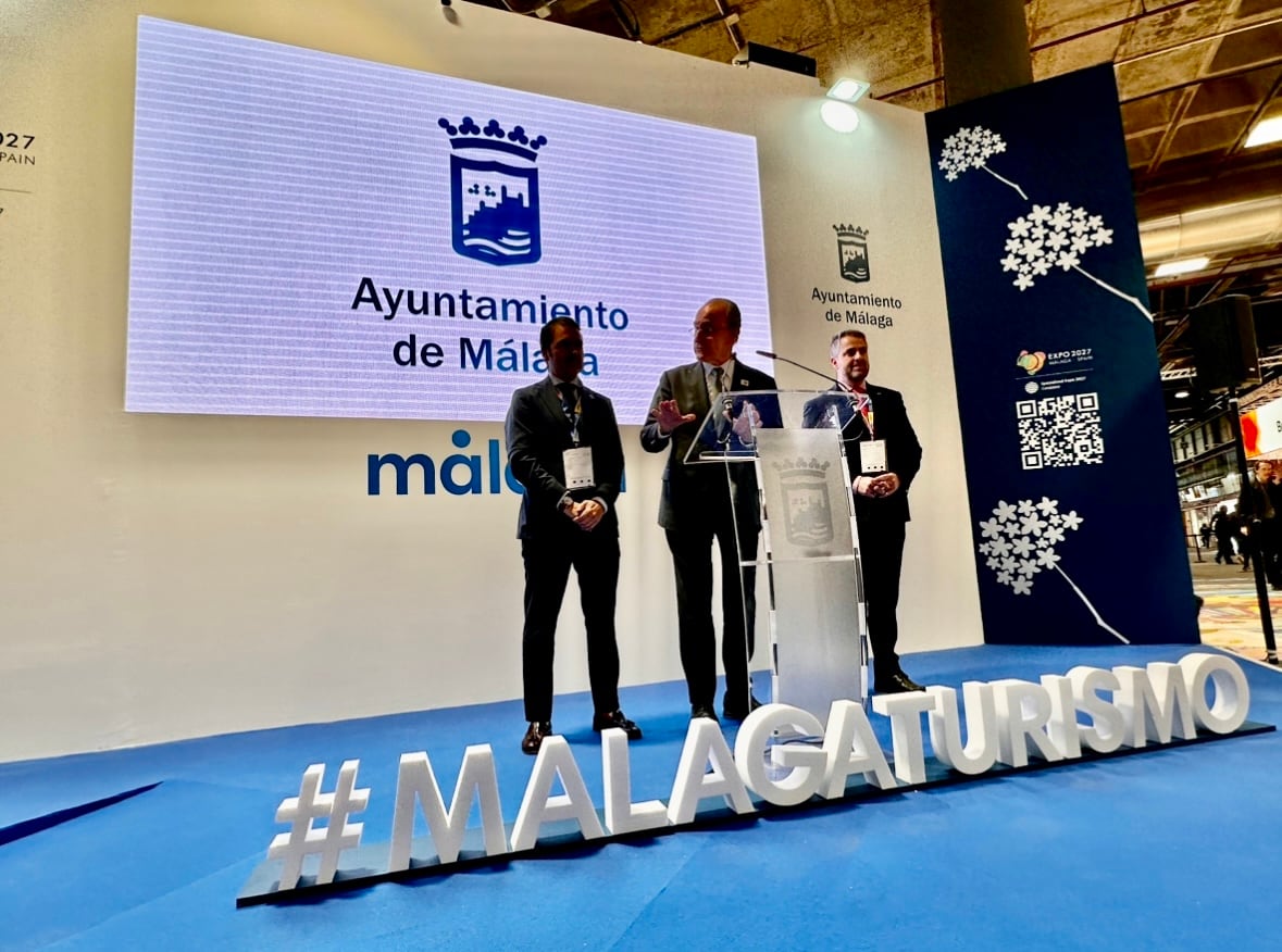 El alcalde junto al concejal de Turismo y el de Hacienda en Fitur 2023