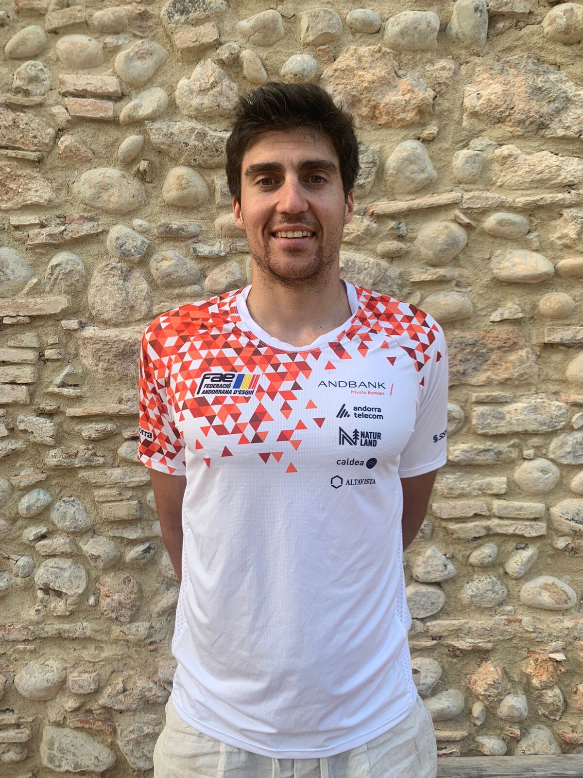 Irineu Esteve amb la nova equipació.