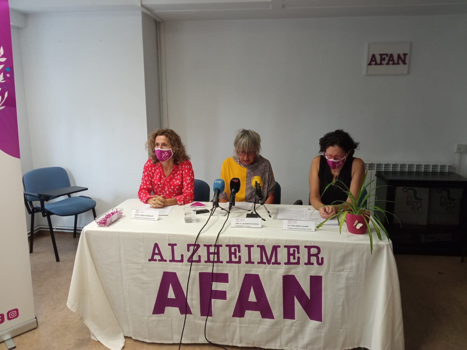 Amelia Lekunberri, presidenta de AFAN, junto a Idoia Lorea, psicóloga sanitaria de AFAN, y Victoria Erice, trabajadora social de AFAN