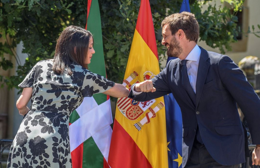 La presidenta de Ciudadanos, Inés Arrimadas; y el presidente del Partido Popular, Pablo Casado, se saludan con el codo durante el acto central de campaña de la coalición PP+C´s en la Casa de Juntas de Gernika.  