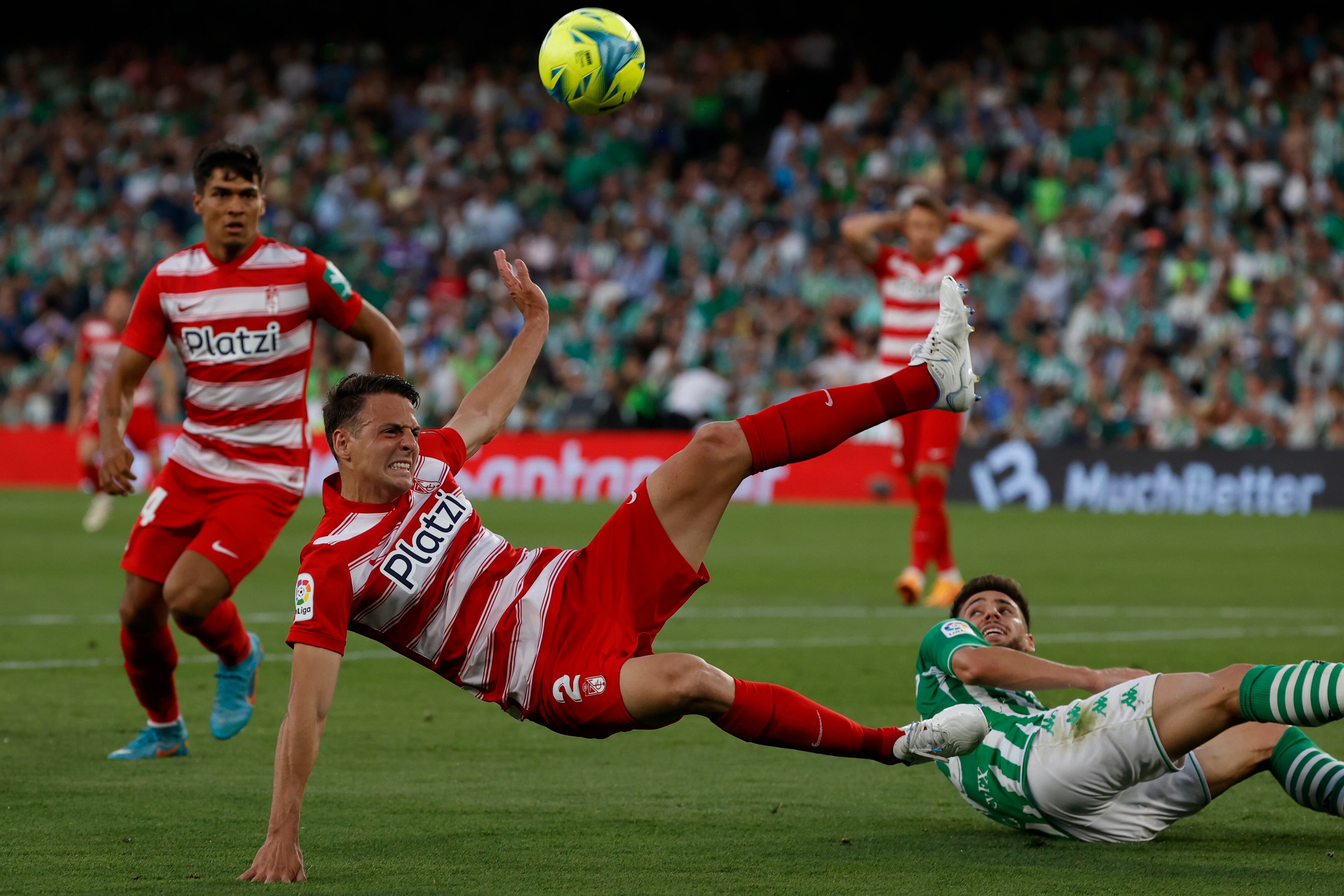 SEVILLA, 15/05/2022.- El defensa colombiano del Granada, Santiago Arias (i), cae ante el defensa del Betis, Alex Moreno, durante el encuentro correspondiente a la jornada 37 de primera división que disputan hoy domingo en el estadio Benito Villamarín de Sevilla. EFE/Julio Muñoz
