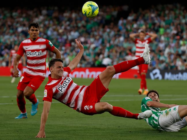 SEVILLA, 15/05/2022.- El defensa colombiano del Granada, Santiago Arias (i), cae ante el defensa del Betis, Alex Moreno, durante el encuentro correspondiente a la jornada 37 de primera división que disputan hoy domingo en el estadio Benito Villamarín de Sevilla. EFE/Julio Muñoz