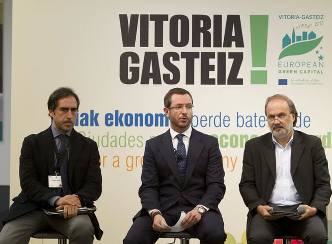 El alcalde de Vitoria, Javier Maroto, con el director ejecutivo del movimiento ciudadano brasileño Nossa Sao Paulo, Maurizio Broinizi y el asesor de la Fundación Conama, Antonio Lucio, presentando las conclusiones de la Cumbre Mundial de Río.