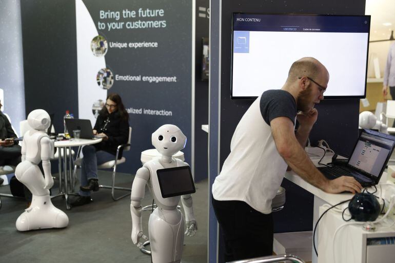 Empleados y robots comparten el stand de Soft Bank Robotics durante la feria CEBIT organizada en Hanover (Alemania) en marzo de este año