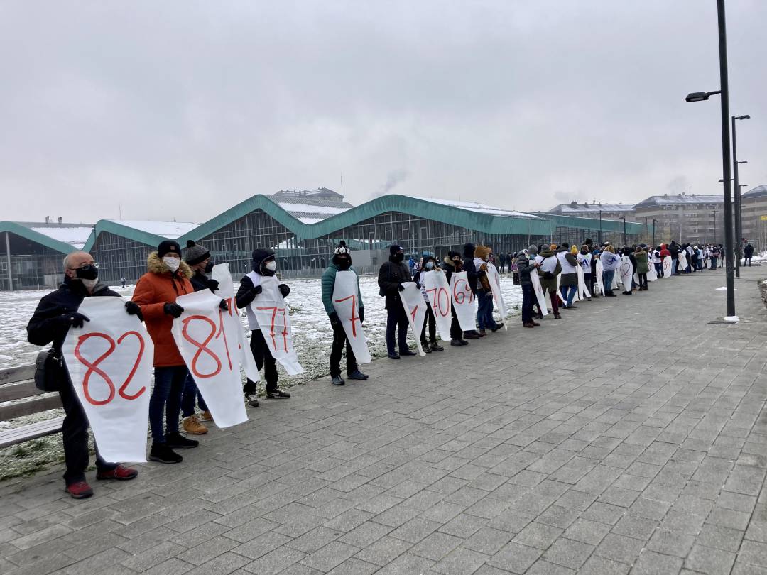 Manifestantes de Aernnova, por los 82 despidos previstos para el 1 de febrero, frente al Gobierno Vasco