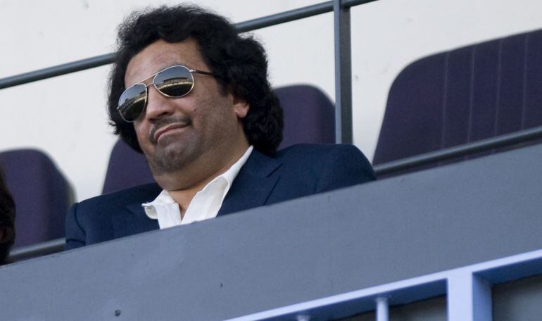 Al-Thani, en el palco de La Rosaleda mientras ve un partido del Málaga