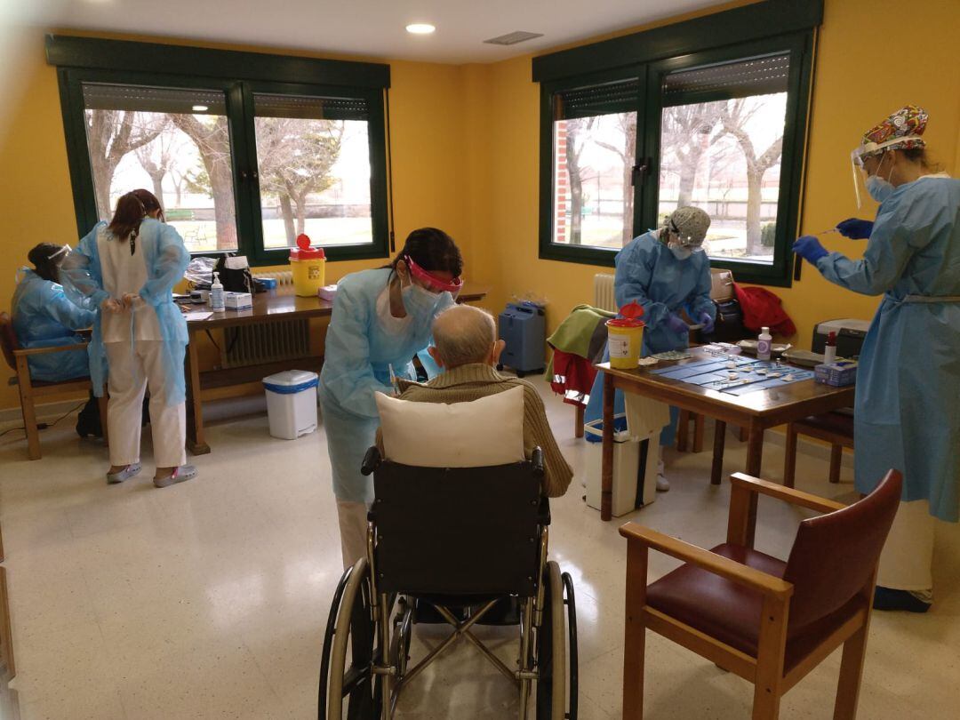 El equipo de sanitarios prepara la vacunacióncontra la Covid 19 en la Residencia El Alamillo de Cuéllar