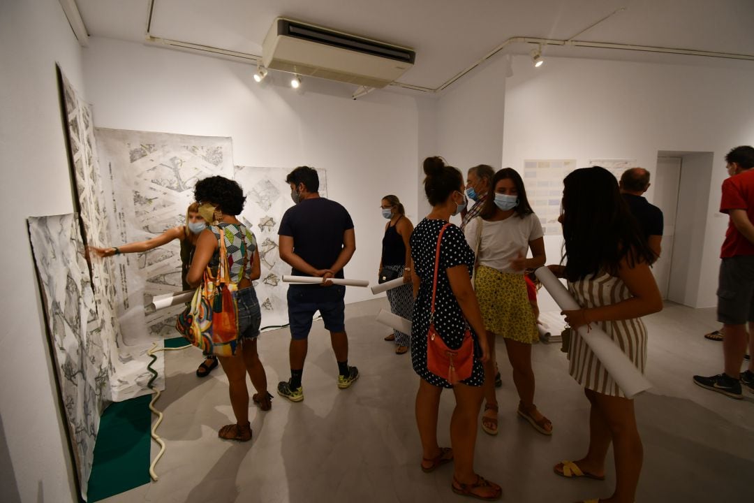 Visitantes y artistas en el museo Fernando Centeno