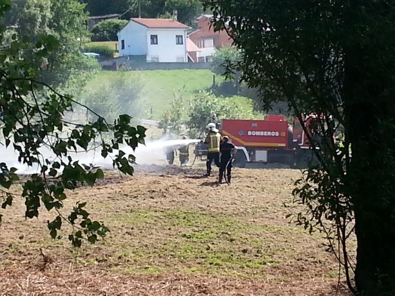 Los bomberos de Oviedo apagando el fuego en el Parque de Invierno