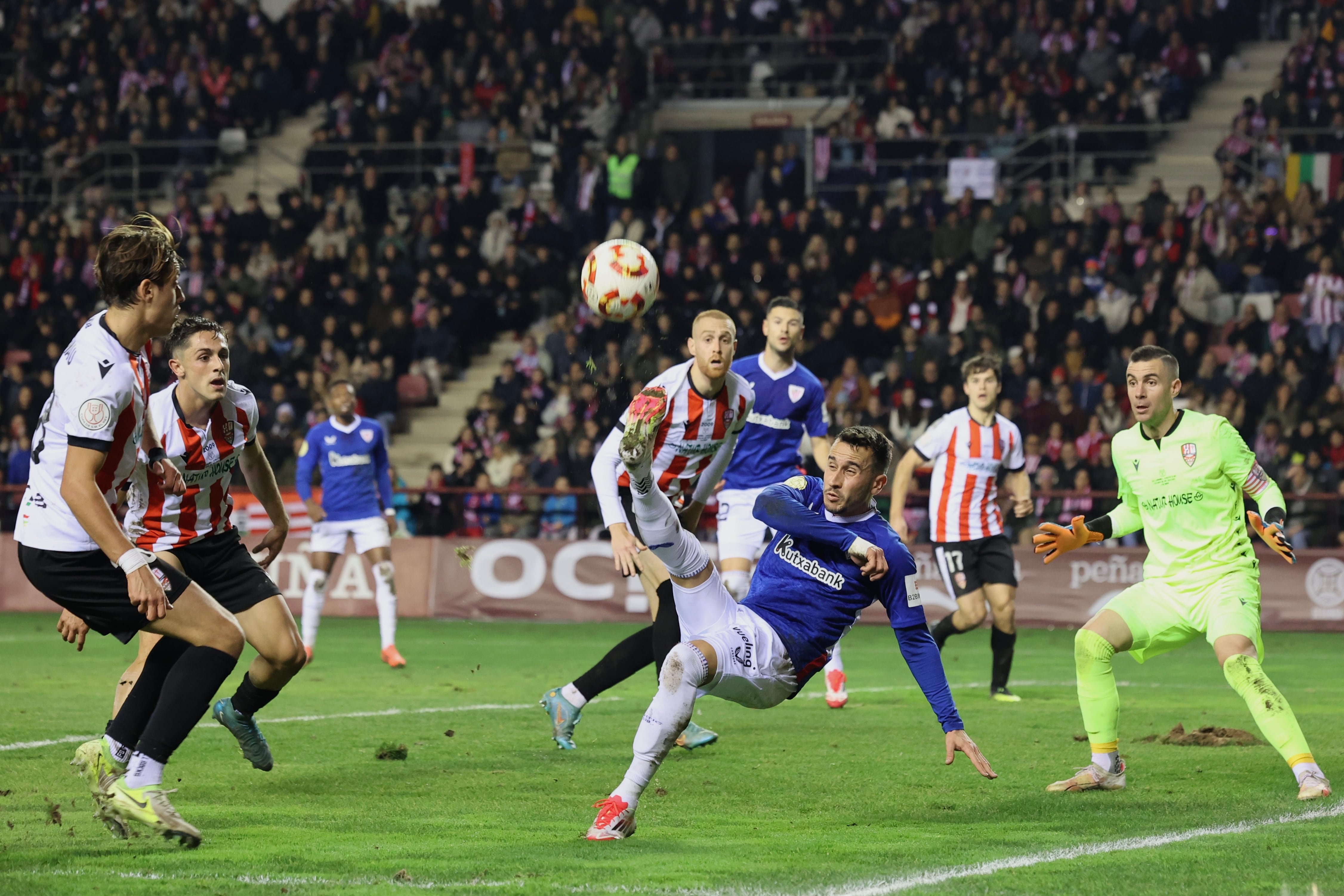 LOGROÑO, 04/01/2025.- El portero de la Unión Deportiva Logroñés Enrique Royo, durante el partido de dieciseisavos de Copa del Rey, este sábado en el Estadio Las Gaunas de Logroño.-EFE/ Raquel Manzanares
