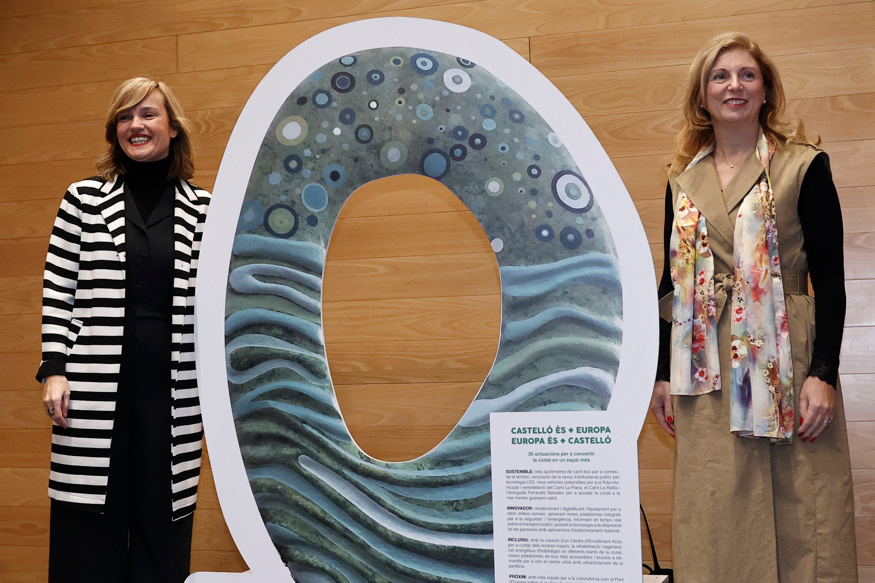 GRAFCVA1364. CASTELLÓN DE LA PLANA, 10/02/2023.-La ministra de Educación y Formación Profesional, Pilar Alegría (i) y la alcaldesa de Castellón, Amparo Marco, al inicio del acto de entrega de premios del III Concurso Europa Transforma Castelló, organizado por el Ayuntamiento de la localidad. EFE/ Domenech Castelló
