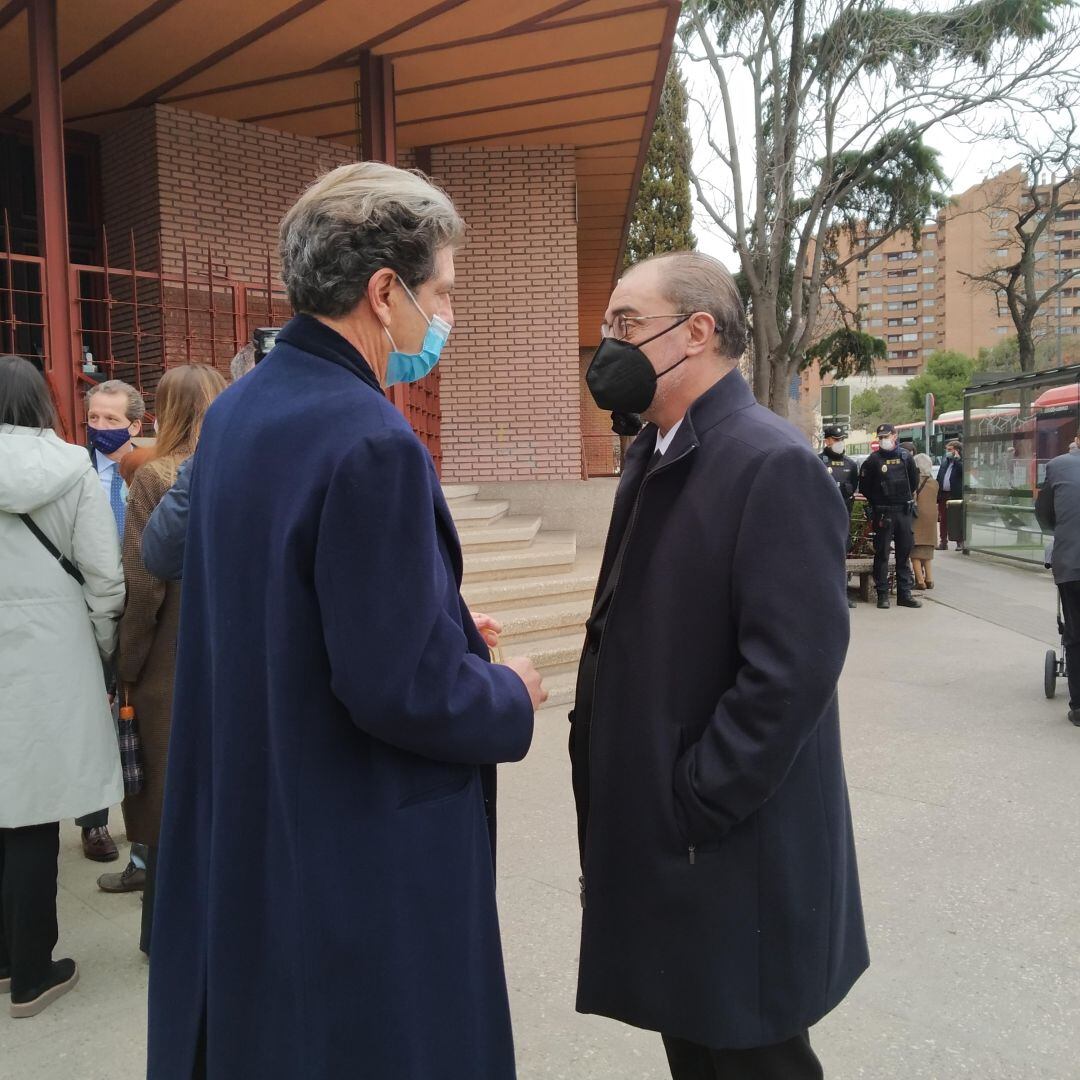Juan Bolea y Javier Lambán ante las puertas de la parroquia de Santa Mónica