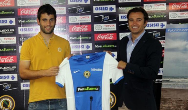 Albert Dalmau junto al presidente Carlos Parodi durante su presentación
