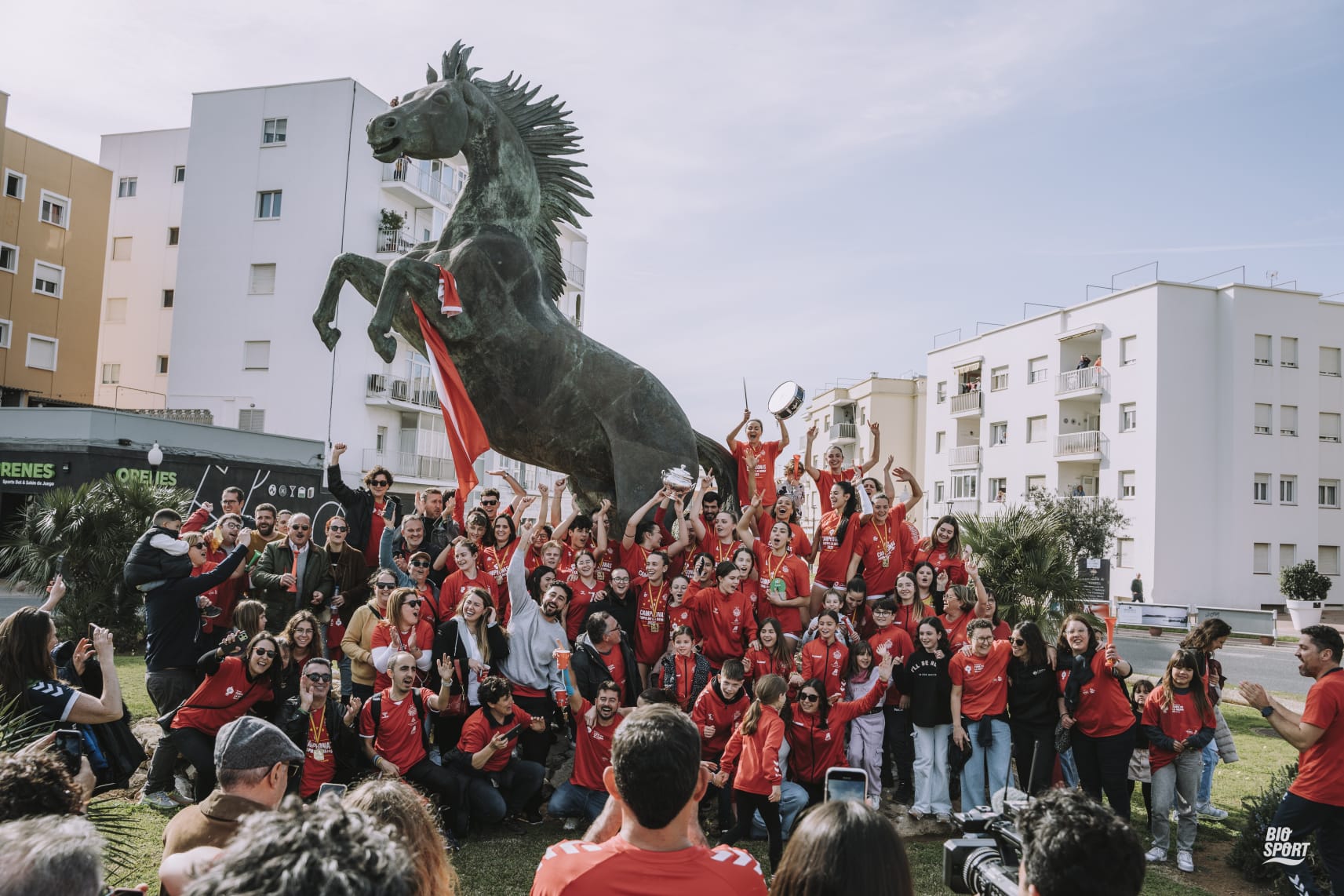 L&#039;Avarca va celebrar amb l&#039;afició el títol de la Copa de la Reina aconseguit aquest diumenge.