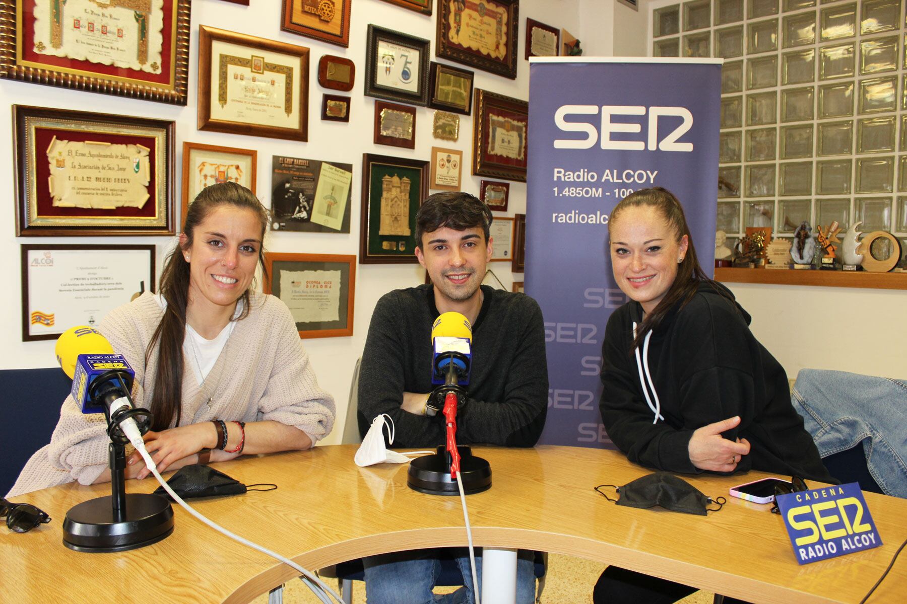 Carla Domínguez, Daniel Cardó y Sonia Canales en el estudio central de Radio Alcoy