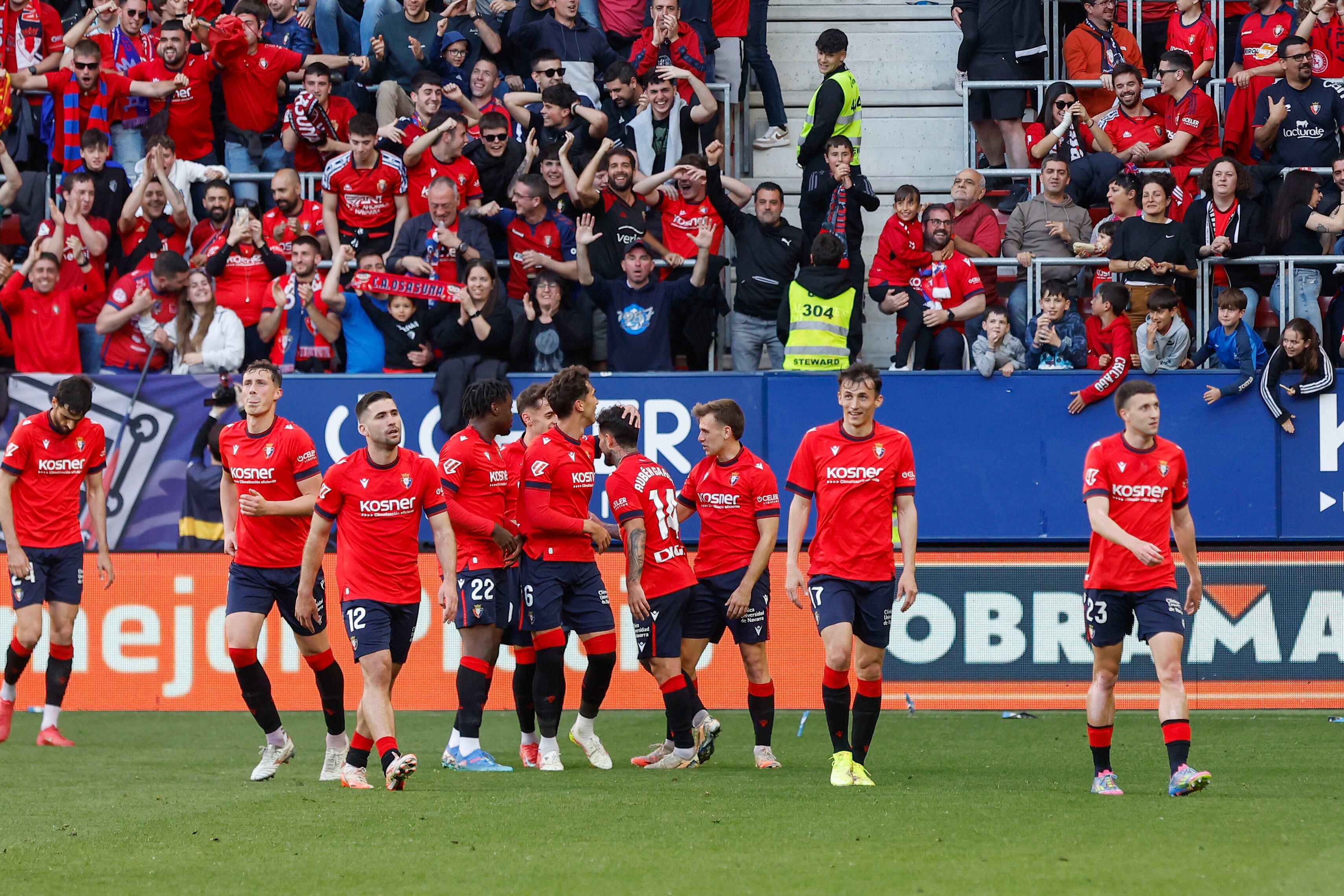 Los jugadores del Osasuna celebran el gol de Rubén García ante el Sevilla en el estadio de El Sadar