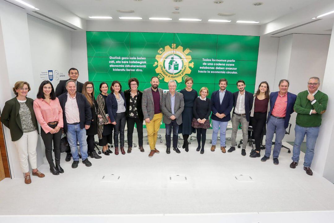 Imagen en la que destacan los participantes de la Semana Europea de Prevención de Residuos.