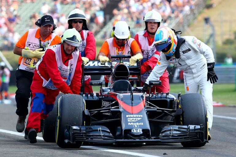 Alonso empuja su coche hasta boxes en la clasificación del GP de Hungría