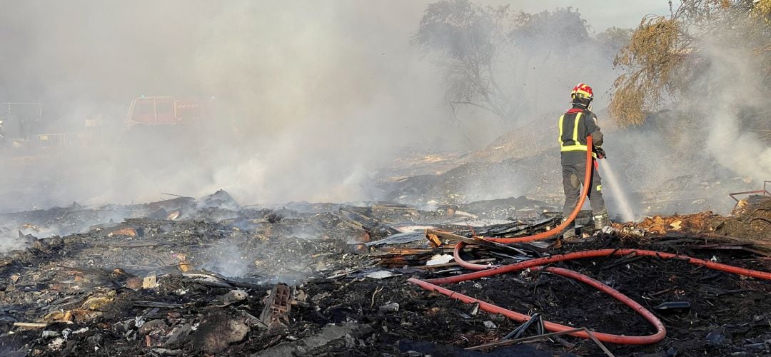 Un bombero trabajando en la zona del incendio