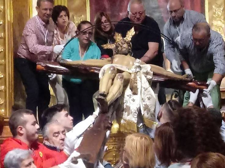 Bajada del Stmo. Cristo de la Misericordia de su camarín, en años anteriores