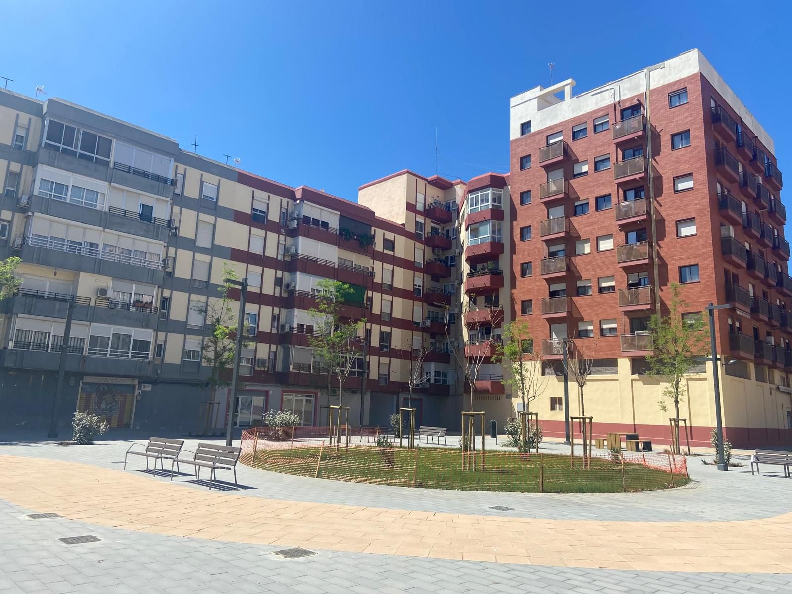 Perpspectiva de la recién reformada plaza Músico  Antonio Eiximeno en la Malvarrosa (València)