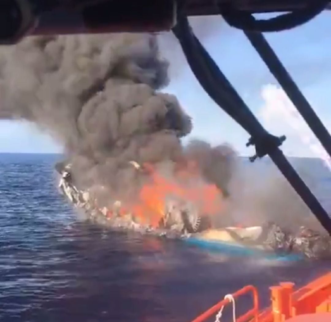 Imagen del barco incendiado