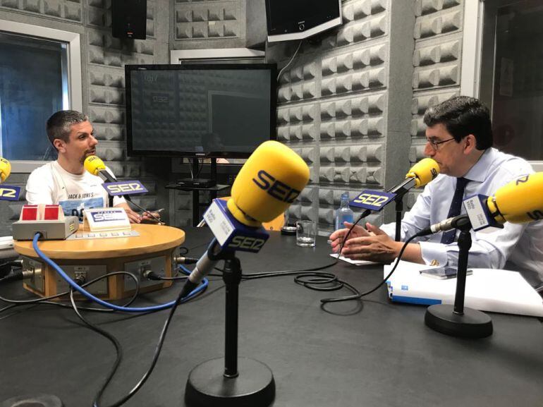 López-Chaves durante la entrevista en Radio Vigo