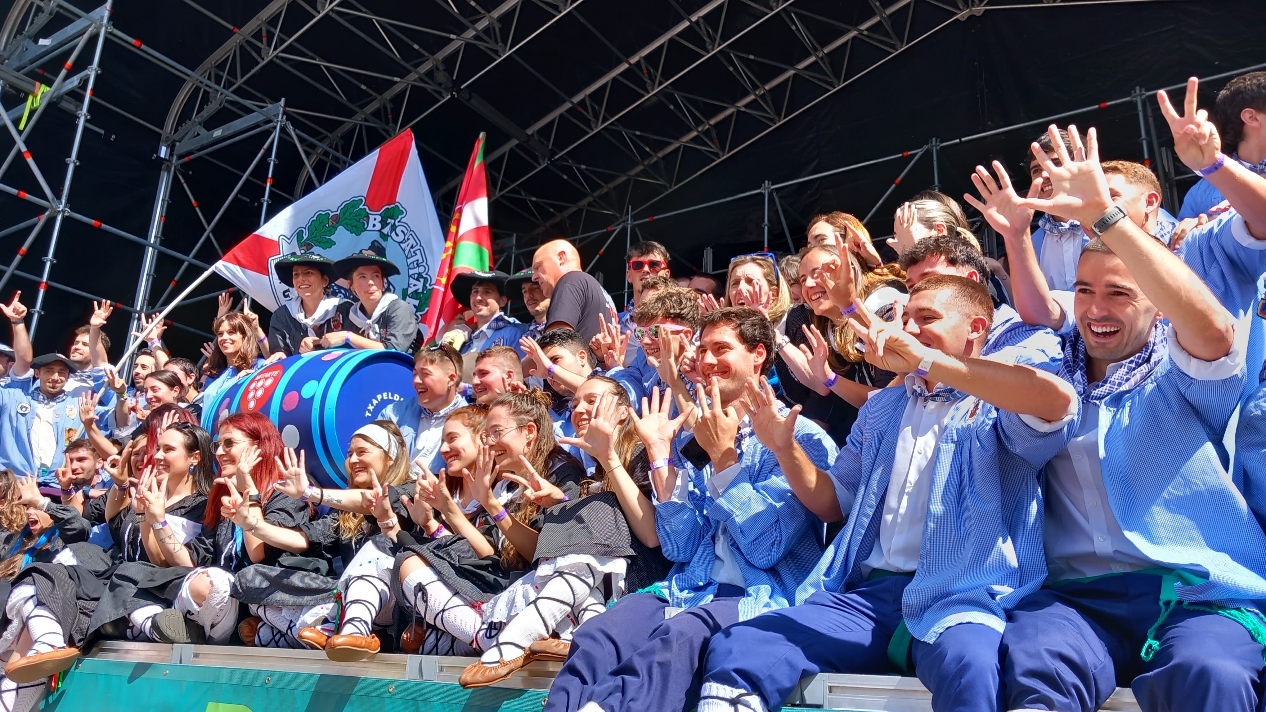 Los integrantes de Basaatiak celebran la victoria con el trofeo de la barrica de vino de 225 litros