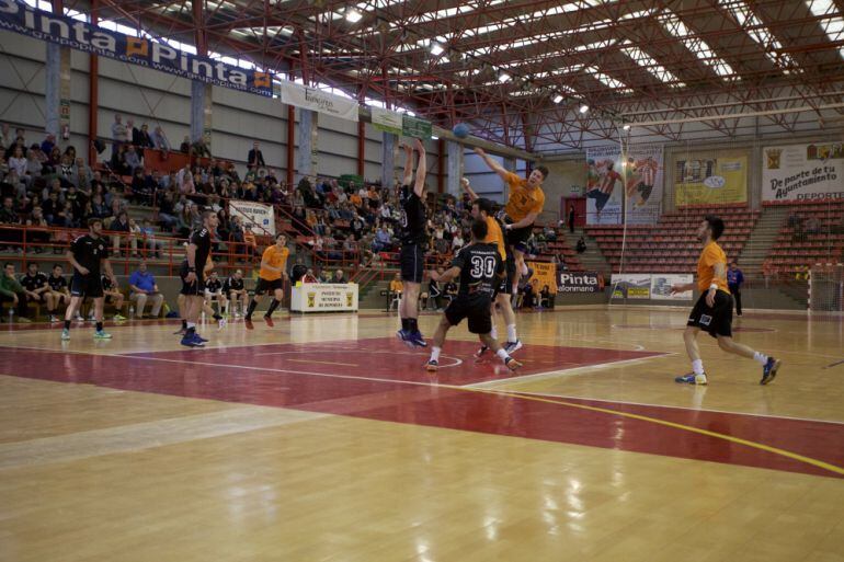 Un lance durante un partido de esta campaña