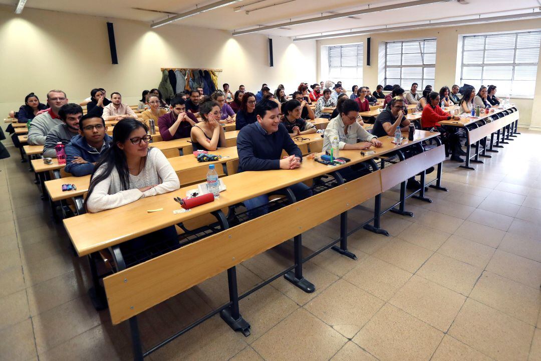 Jóvenes médicos se someten a las pruebas selectivas para obtener una plaza de MIR (Médico Interno Residente) en la convocatoria de 2019, esta tarde en la Universidad Complutense de Madrid.