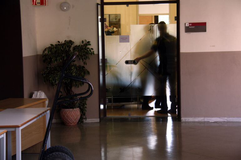 Una desena de joves, que van mantenir la tancada, irromp al despatx de Roberto Fernández demanat la seva dimisió  