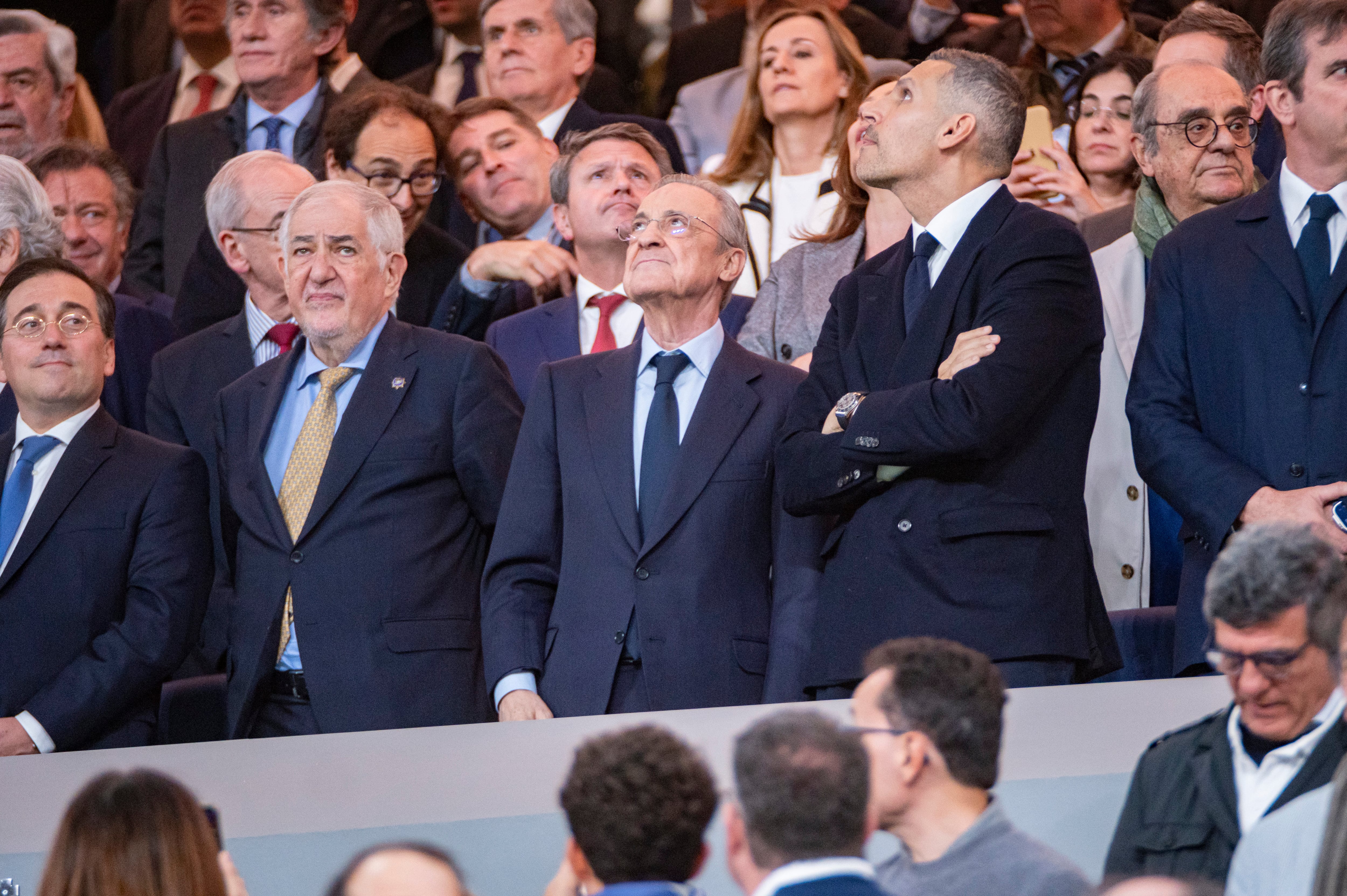 Florentino Pérez, en el palco del Bernabéu junto al ministro José Manuel Alvares o el presidente del Constitucional, Cándido Conde-Pumpido