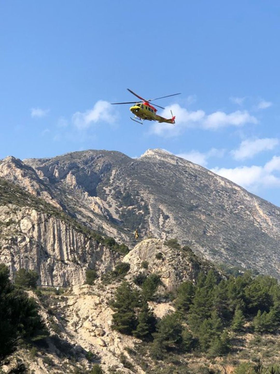 Helicóptero de los bomberos que ha extraído el cuerpo del fallecido