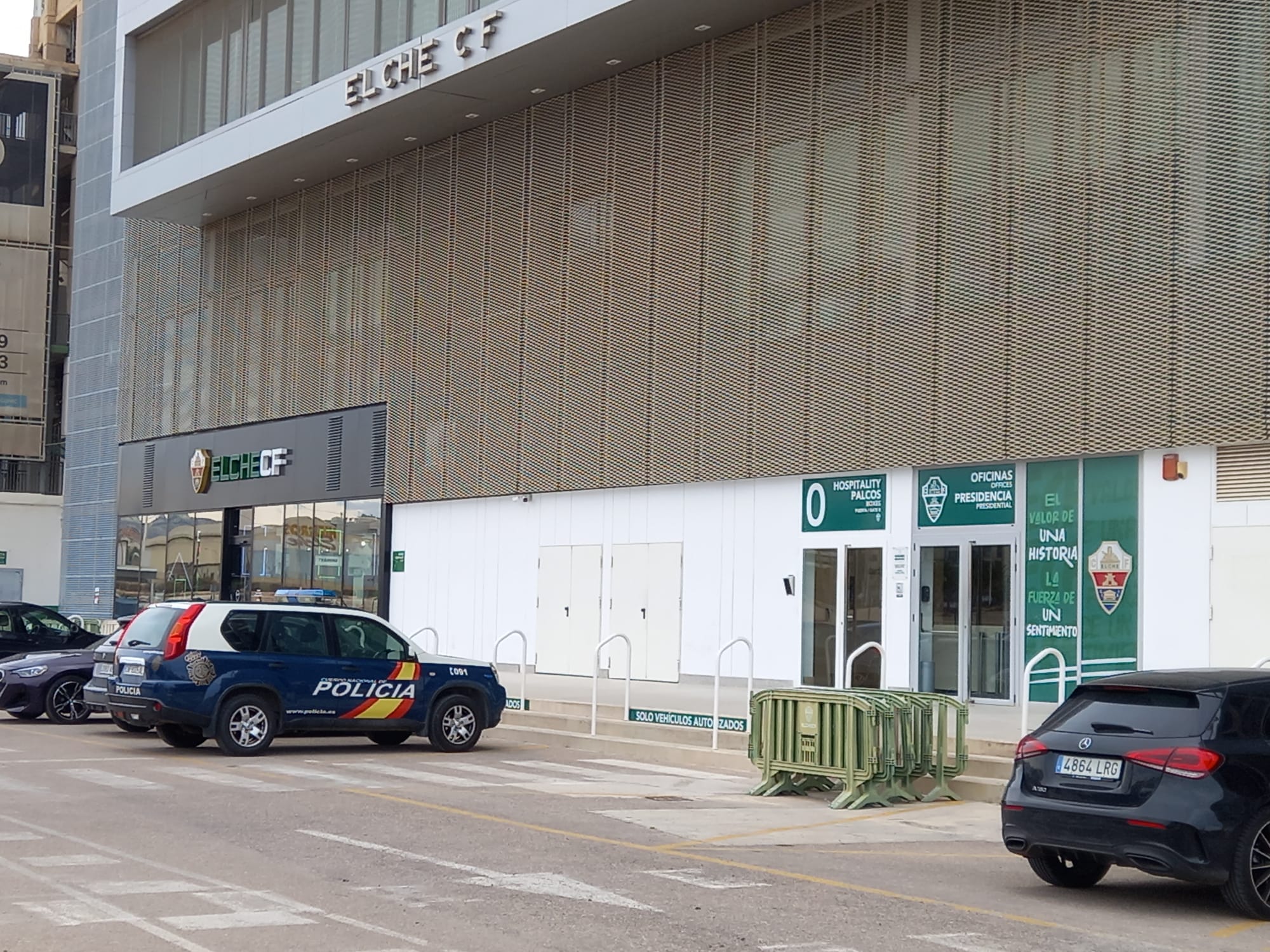 Esta mañana aún había coches de policía en el Estadio Martínez Valero