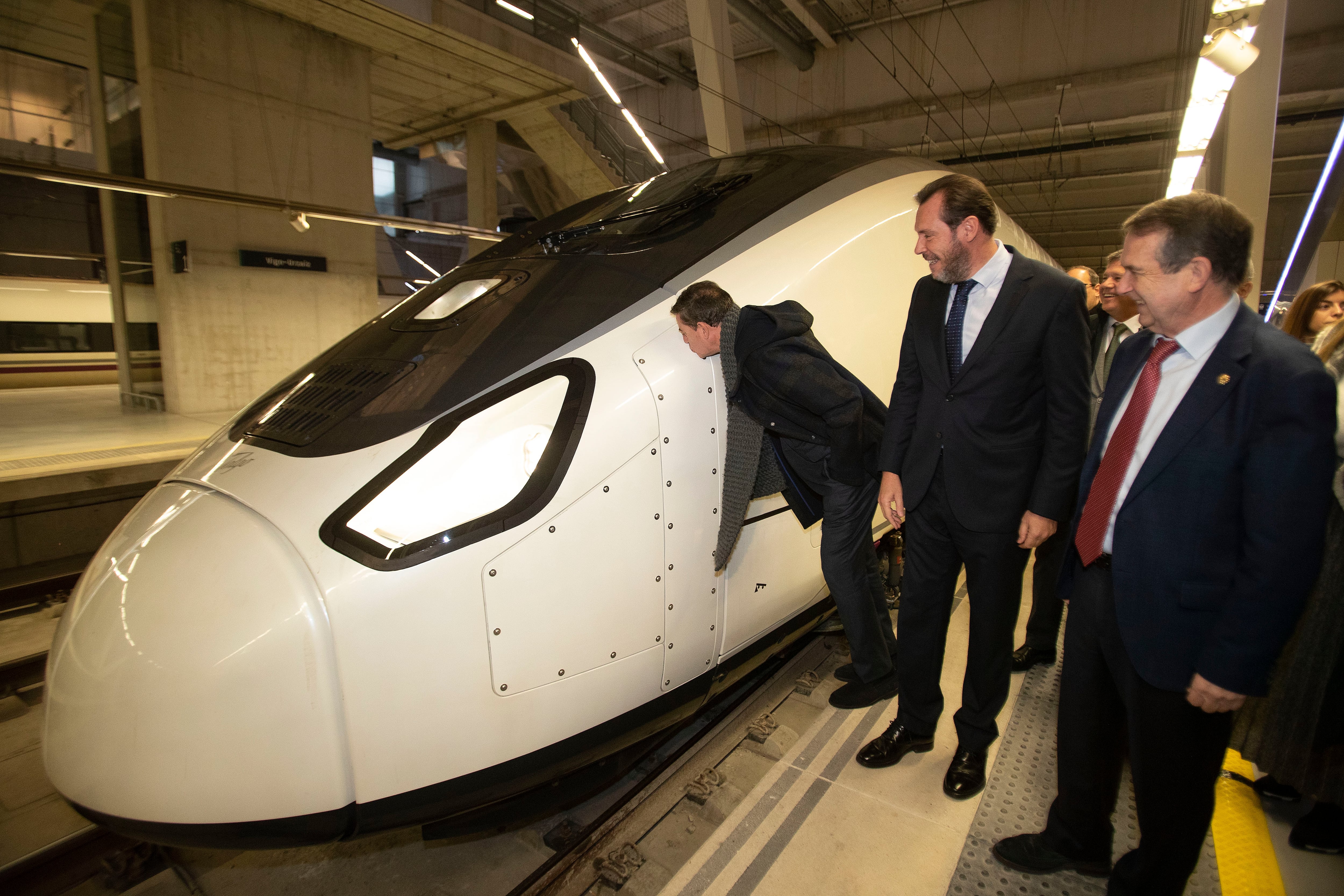 El ministro de Transportes, Óscar Puente participó el mes pasado en uno de los viajes de prueba de los nuevos trenes en el trayecto Madrid-Vigo, donde fue recibido por el alcalde de la localidad gallega, Abel Caballero y por el candidato a la Xunta, José Ramón Gómez Besteiro (i). EFE / Salvador Sas