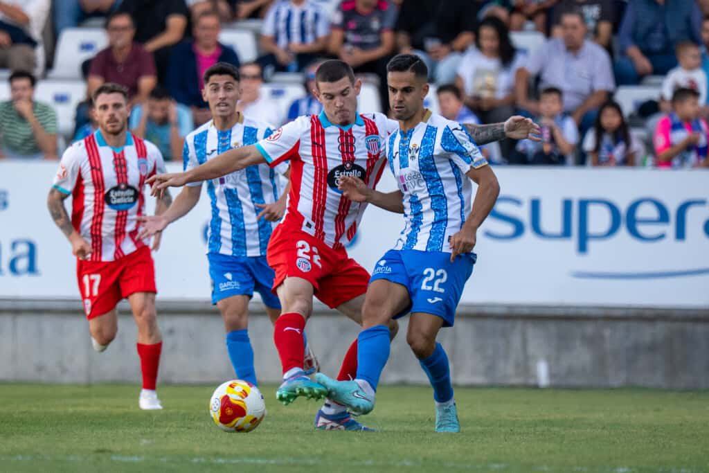 Fran Rodríguez en un duelo con Santi Samanes, durante el CF Talavera - CD Lugo