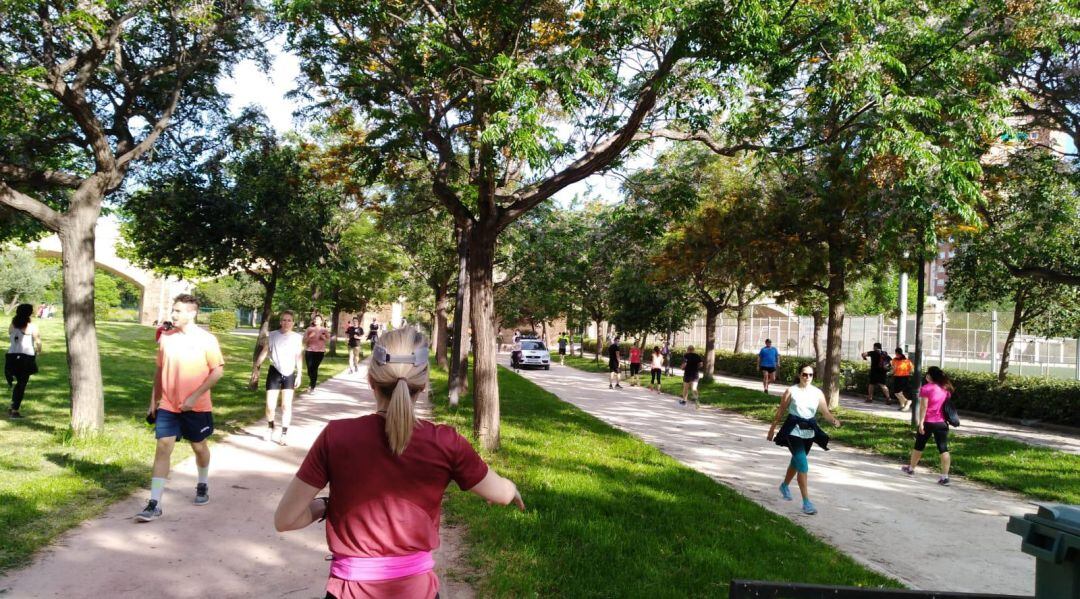 Vecinos y vecinas de València practican deporte en el Jardín del Turia en el primer día de permiso para practicar deporte al aire libre tras el decreto del estado de alarma