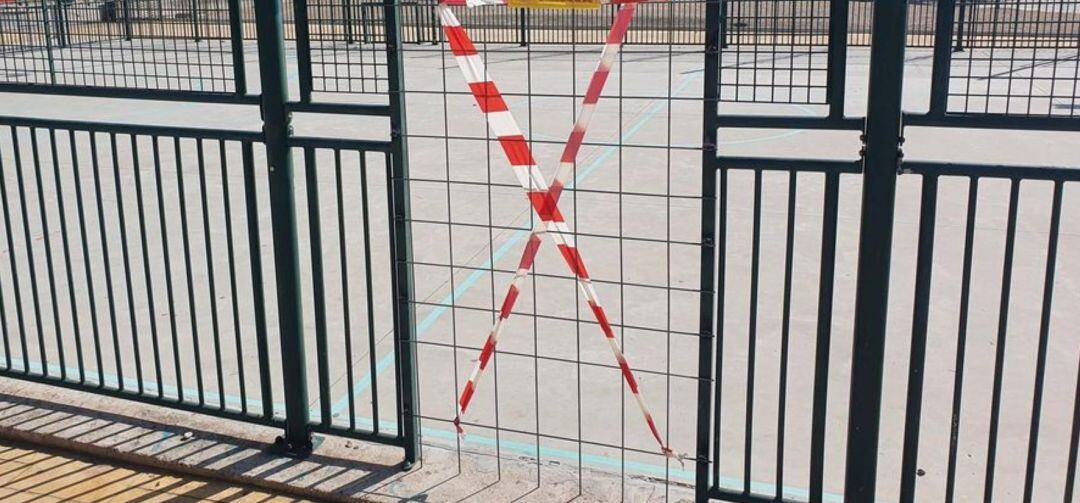 Pista deportiva cerrada por el Ayuntamiento de Úbeda.