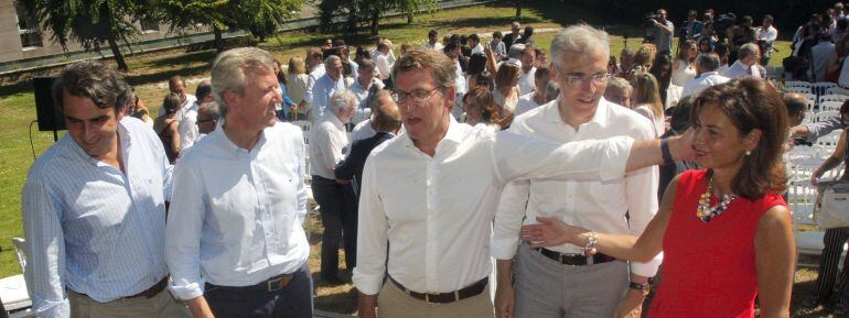 El presidente gallego y candidato a la reelección por el PPdeG, Alberto Núñez Feijoo, posa esta mañana en Santiago con los cabezas de lista de las cuatro provincias gallegas, Diego Calvo, A Coruña; Alfonso Rueda, segundo por Pontevedra; Francisco Conde,Lu