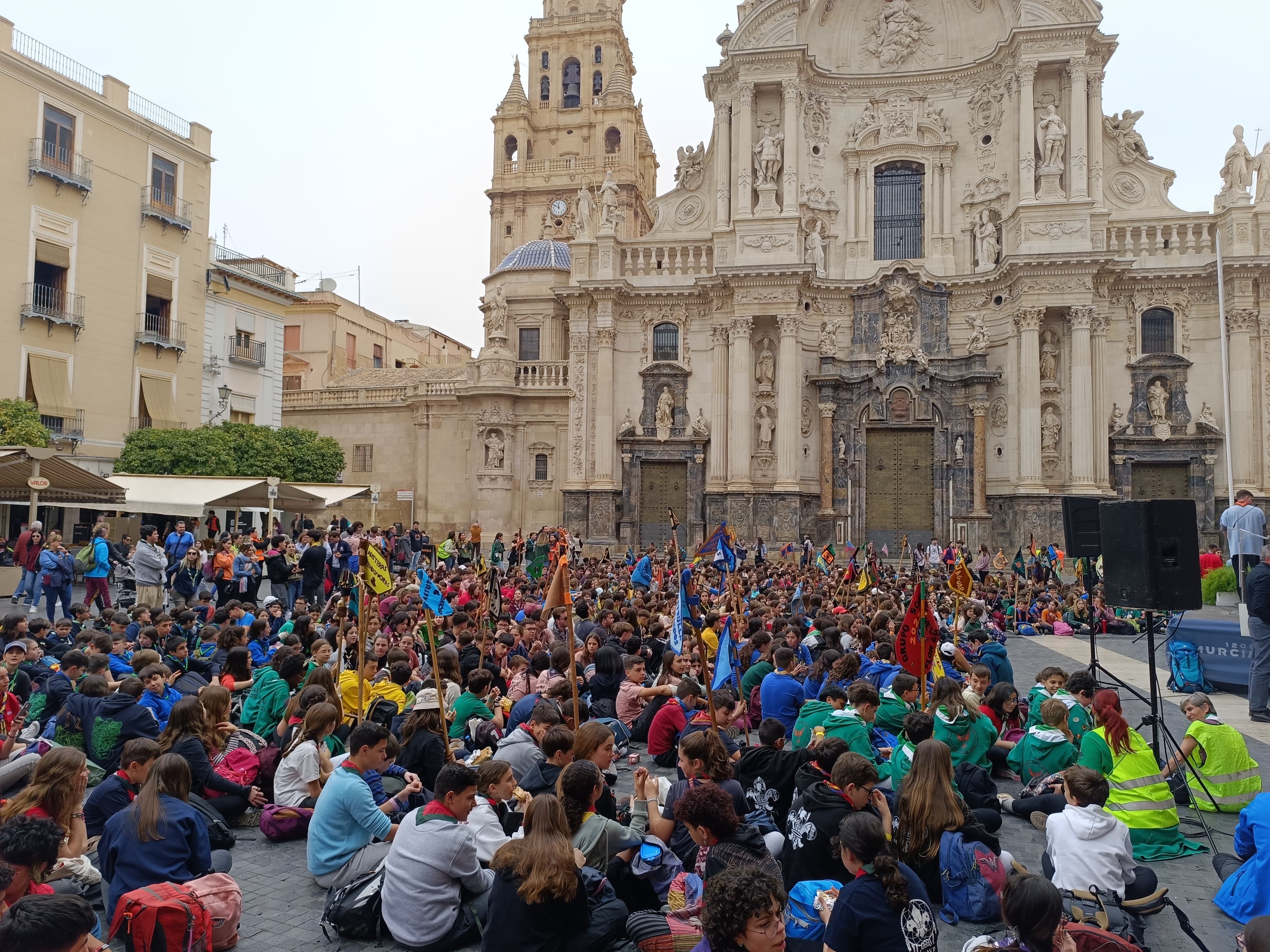 1200 jóvenes se dan cita en la Plaza del Cardenal Belluga para celebrar el Día del Pensamiento Scout