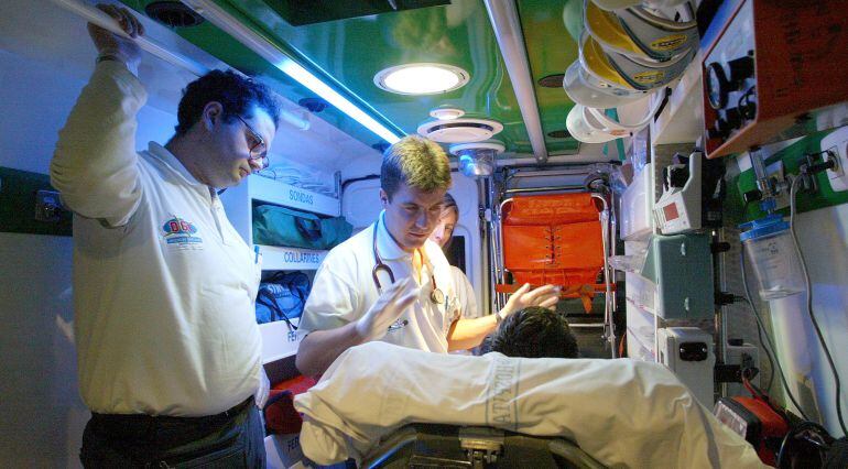 Personal de una ambulancia atiende a un paciente