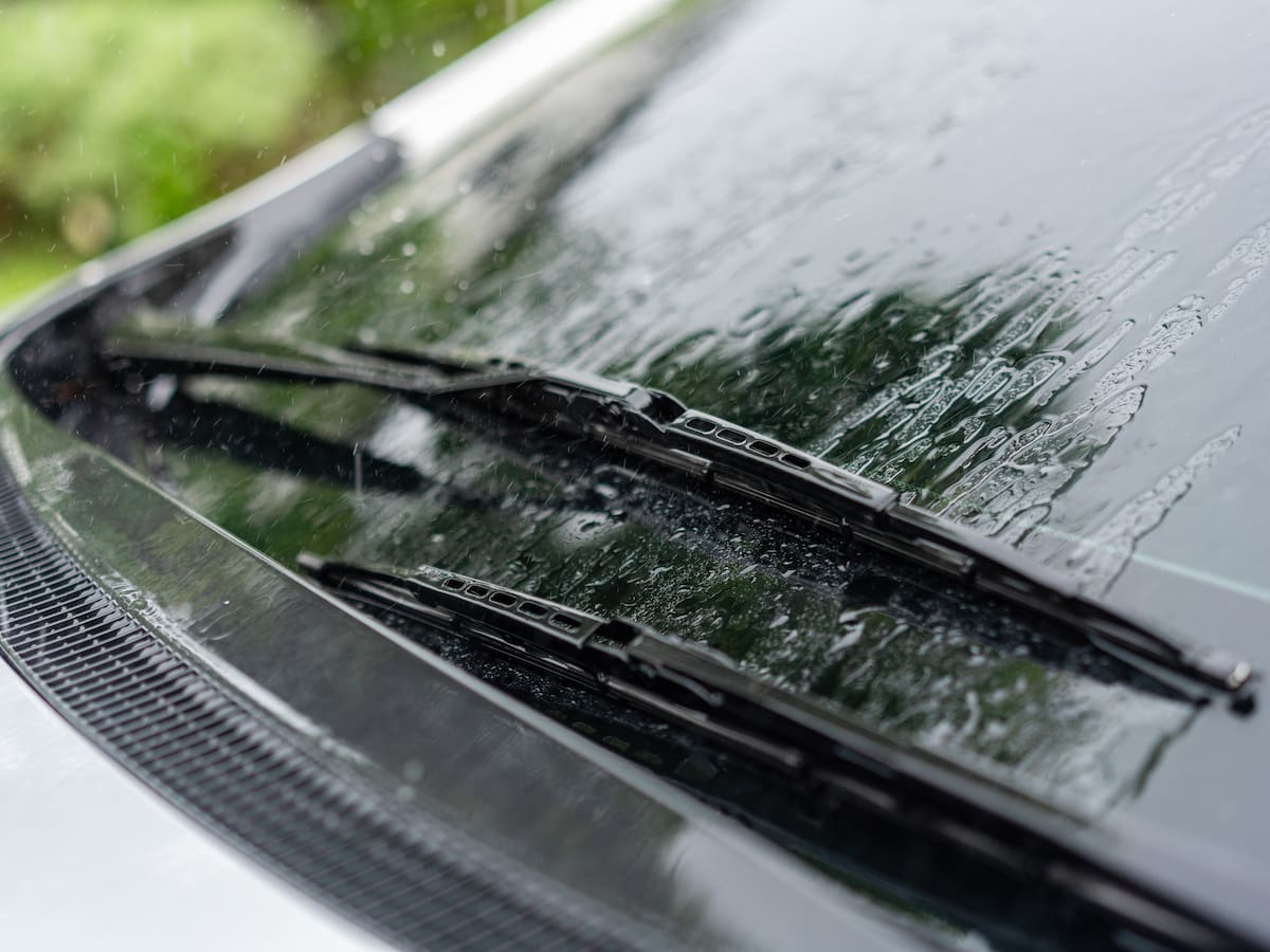 Vive unos momentos de pura desesperación hasta que ve el regalo en el parabrisas: "Te debemos al menos una cena"