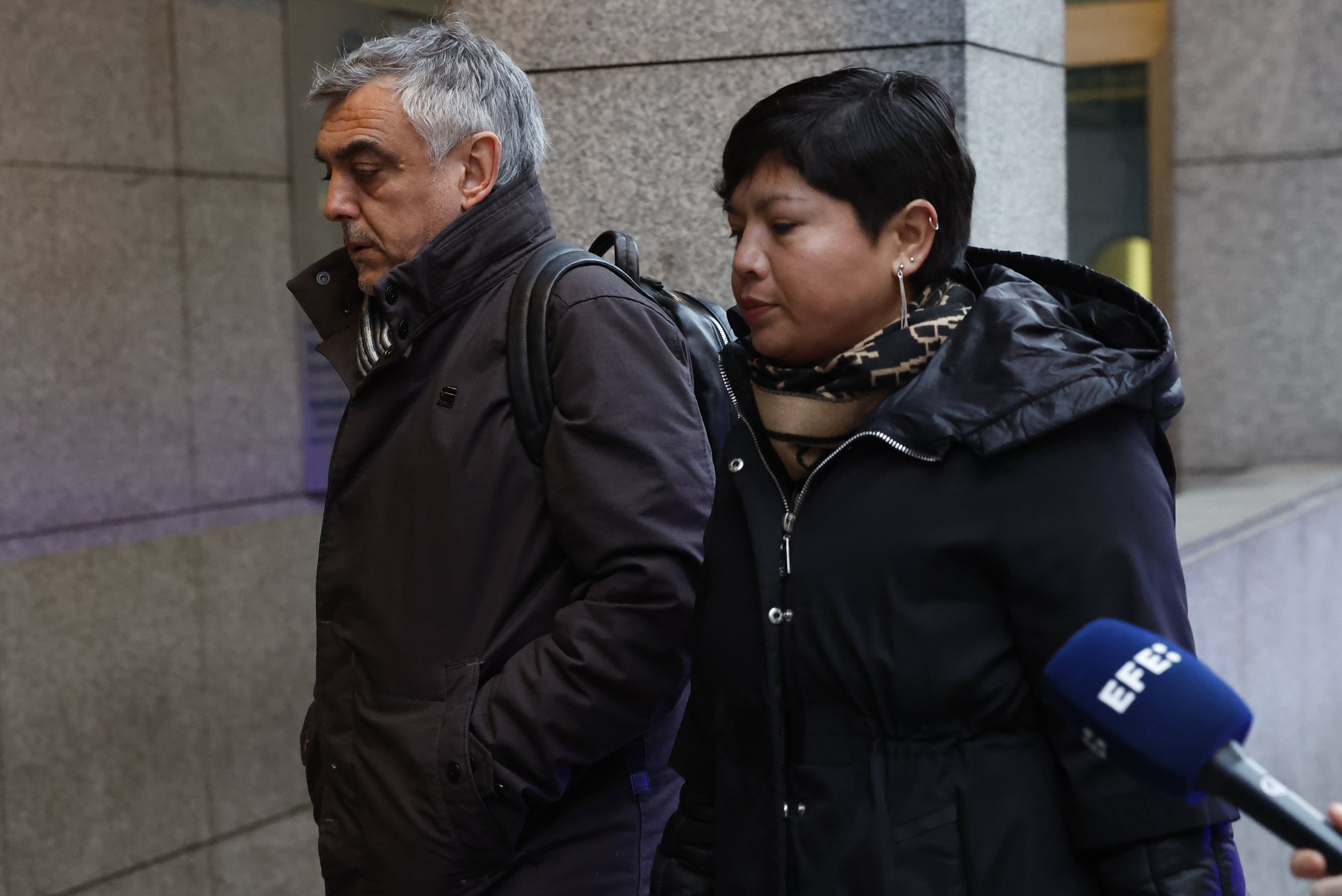 BILBAO, 14/01/2025.- La Audiencia de Bizkaia inicia este martes a puerta cerrada el juicio contra el exentrenador del club de baloncesto Lointek Gernika Mario López (i) por agresión sexual continuada a una menor de uno de sus equipos desde 1998 a 2001. EFE/ Miguel Toña
