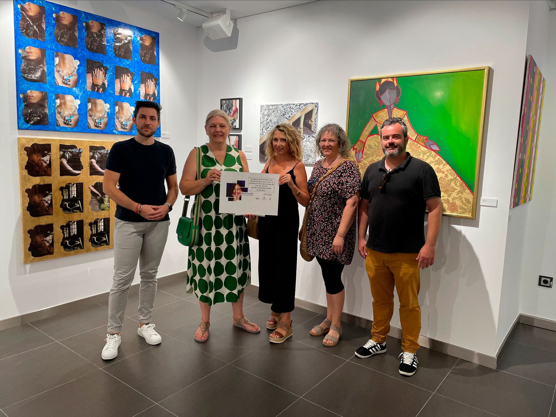 Nando Moncho, María Jesús Cantó, María José Grau, Marcela Ripoll i Raül Llopis en l'entrega del xec