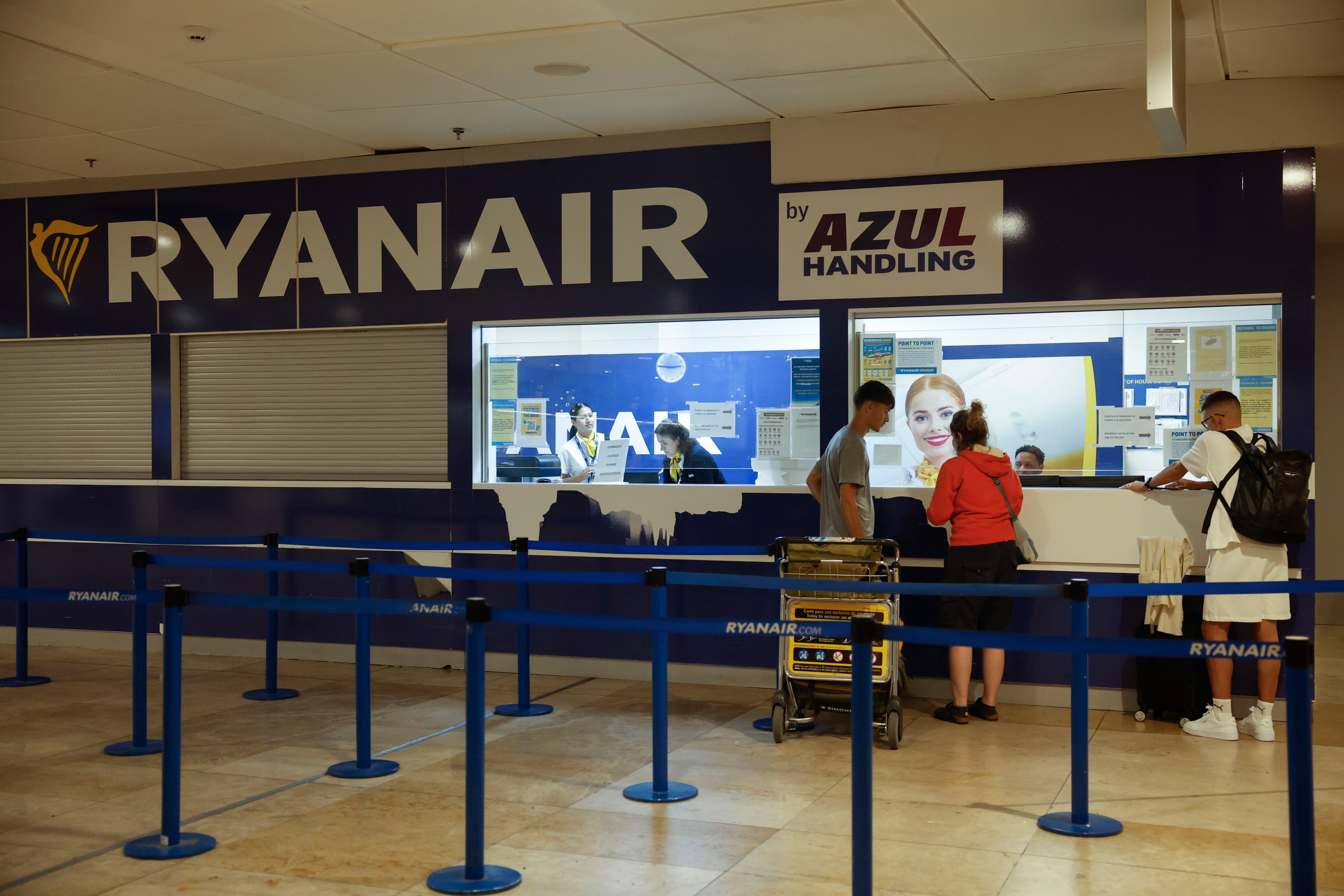 MADRID, 15/08/2025.- Pasajeros en el mostrador de Ryanair en el aeropuerto Adolfo Suárez Madrid Barajas, este viernes. La huelga convocada en la filial de Ryanair de &#039;handling&#039; (servicios en tierra), Azul Handling, en todas sus bases en España ha comenzado este viernes, en pleno puente de agosto, &quot;sin mayores incidentes&quot; salvo los retrasos provocados en las líneas afectadas. EFE/ J.P. Gandul
