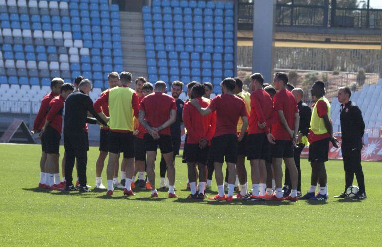 Lucas de charla con los futbolistas.